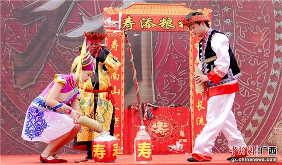 广西凤山举办空中婚礼民俗展演活动欢度“三月三”
