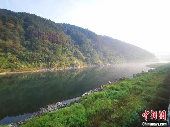 贵州锦屏，清水江上薄雾缥缈。姜巨标 摄