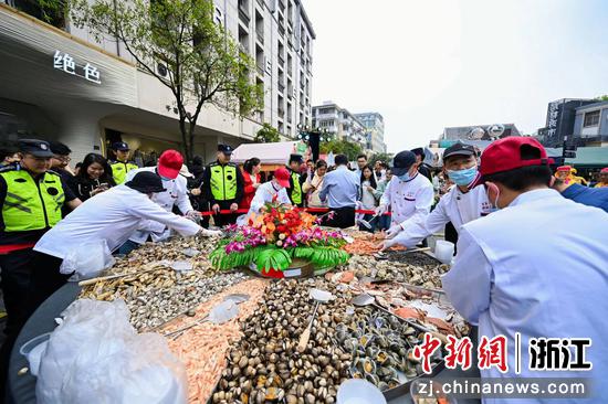 市集上，超大海鲜锅吸引杭州民众驻足围观。 主办方 供图