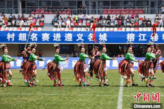 榕江县的节目表演“丰年祭”。中新网记者 瞿宏伦 摄