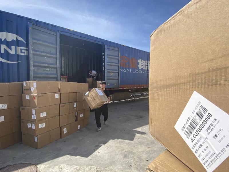 在博乐边境经济合作区海关监管仓，工作人员正在卸货，随后将进行验收等手续。  记者胡义华 摄
