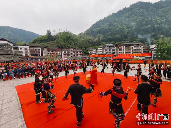 资源县河口瑶族乡各族人民欢聚民族团结文化广场跳盘王舞。