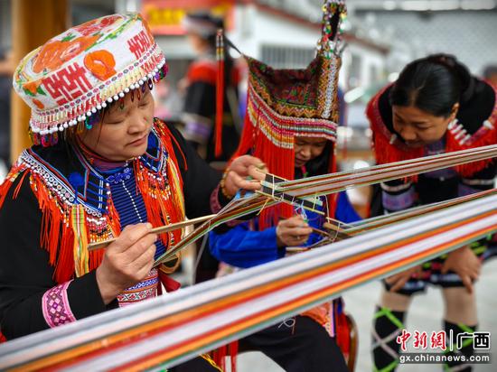 资源县河口瑶族乡瑶族妇女展示民族传统工艺瑶绣。