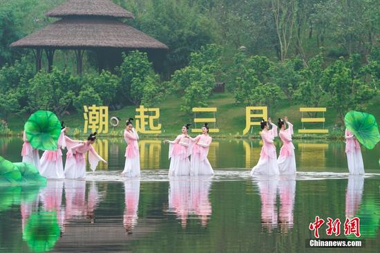 图为2024年“广西三月三·八桂嘉年华”文化旅游品牌活动在南宁开幕，表演者在水中起舞。陈冠言  摄