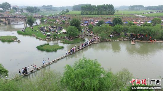 游客在龙母江游玩  陈秋月摄