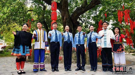 广西河池民警自创普法山歌 “三月三”里唱平安