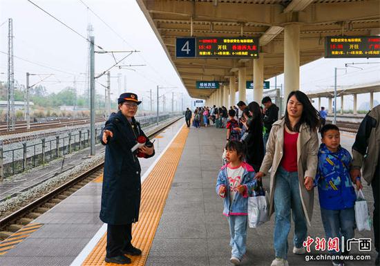 图为桂林火车站客运工作人员为旅客提供候乘引导服务。郑长贤 摄