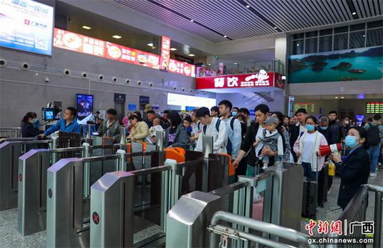 图为旅客在桂林火车站候车室闸机口有序排队。郑长贤 摄