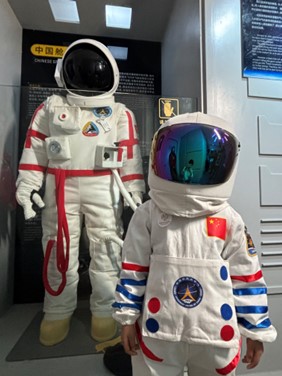黄柏淳穿着“宇航服”与科技馆内的宇航员模型合影。刘阵 供图
