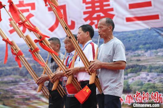 图为4月16日，苗族同胞在黄平县翁坪乡杨家村吹芦笙表演。杨涛 摄
