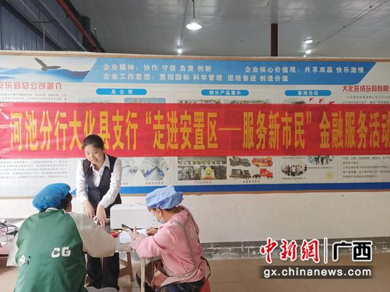 工作人员上门办理工资卡。