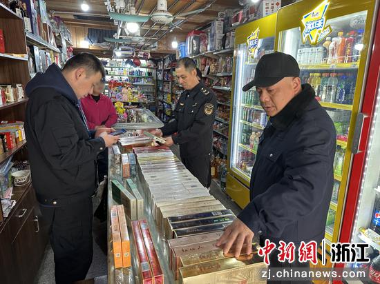 烟草、市监执法人员在无证经营户店内查获违法卷烟。杭州市烟草专卖局 供图
