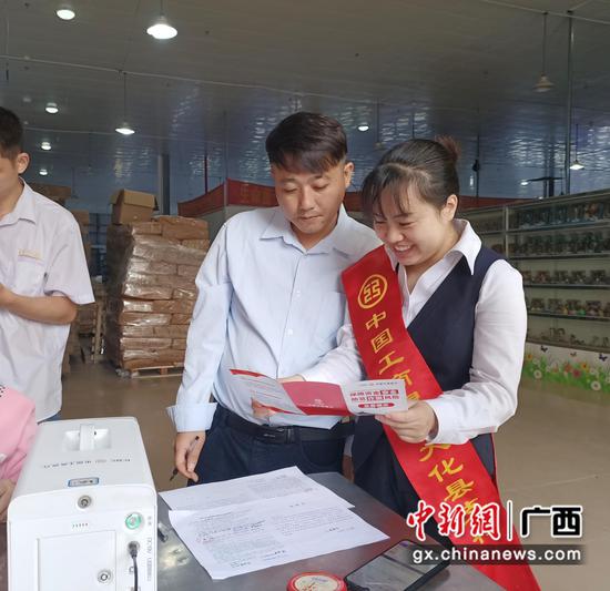 工作人员热情服务。