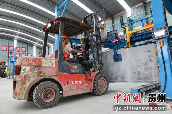 4月18日,贵州平塘,工作人员在转移成型护栏。 瞿宏伦 摄