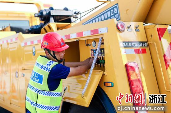 王程焕在控制救援车辆操作台。杭州南管理中心 供图