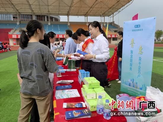 图为工行广西分行派出宣传小分队开展“普惠金融推进月”行动。