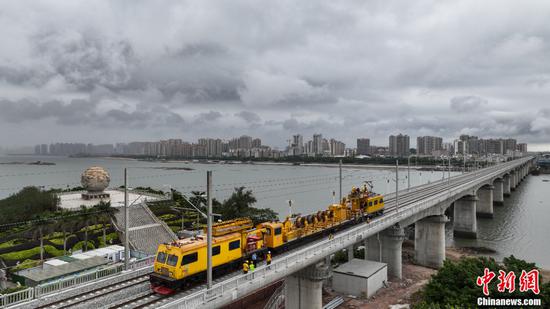 2023年10月，在广西防城港拍摄的防东铁路跨海大桥。赵萌 摄