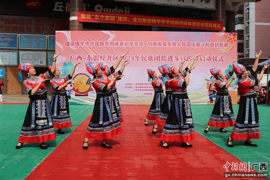 图为:活动现场文艺表演。冯克灵 摄