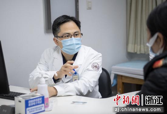 图为张骏正在问诊。浙江省中医院供图