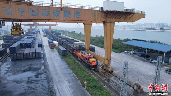 2023年5月，一列中越跨境集装箱班列从南宁国际铁路港开出。俞靖 摄