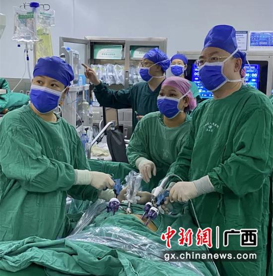 医生团队为患者实施腹腔镜手术。