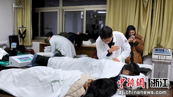 图为患者在浙江省中医院的夜门诊中接受治疗。浙江省中医院供图