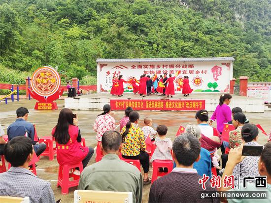 1图为西山乡卡才村举行庆祝传统节日