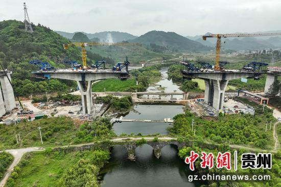 4月17日,贵州贵定,建设中的贵平9标摆龙河大桥。 瞿宏伦 摄