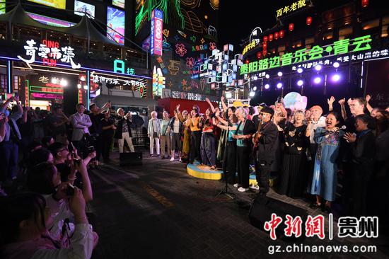 4月18日晚，在贵阳路边音乐会·青云Beyond专场现场，法国友人与贵阳市民登台同唱 “上春山”。