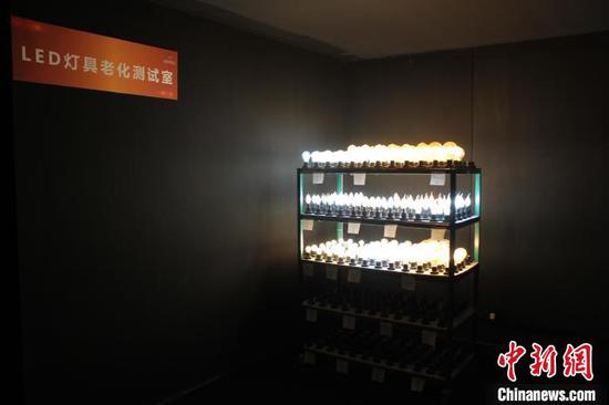 图为贵州致福光谷产业园内的LED灯具老化测试室。张伟摄