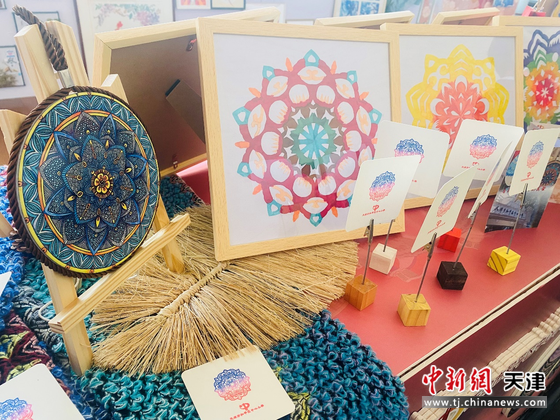 现场展示学生纹样设计创作成果。