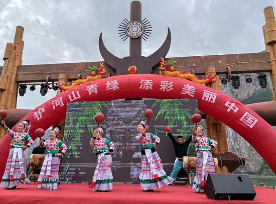 图为化屋村民在活动现场表演《苗山节拍》舞蹈。童霖