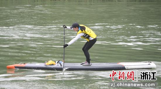 选手参加桨板女子公开组比赛。中新社记者王刚摄