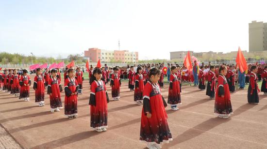 新疆和硕县各中小学文化艺术体育运动会激情开赛