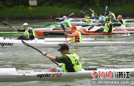 选手们角逐皮划艇男子公开组比赛。中新社记者 王刚 摄