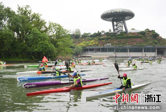 皮划艇男子公开组比赛在中国湿地博物馆前开赛。中新社记者 王刚 摄