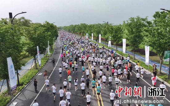 2000人在浙江嘉善大云旅游度假区开跑 。 刘梦和 供图