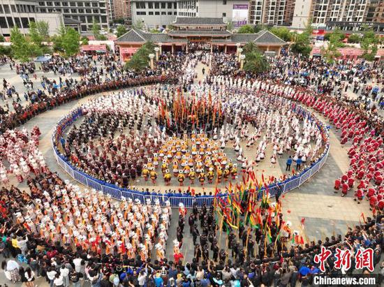 贵州台江：苗族同胞盛装巡游欢度“姊妹节”