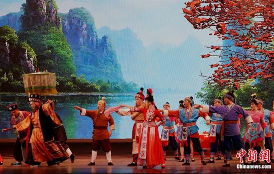 2019年2月25日，广西彩调剧《刘三姐》在菲律宾文化中心大剧场上演。关向东 摄