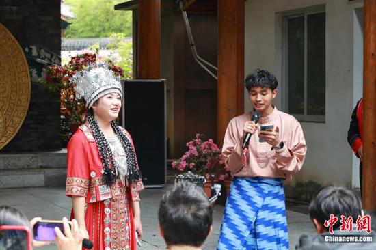 广西融水县山歌爱好者“山三妹”与留学生齐聚鱼峰歌圩对歌。林馨 摄