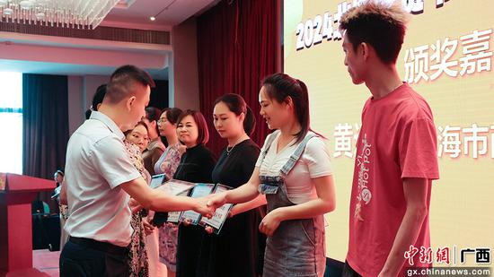 北海市商务局副局长黄远新参加活动并为获奖企业颁奖。张沛 吴敏怡 报道