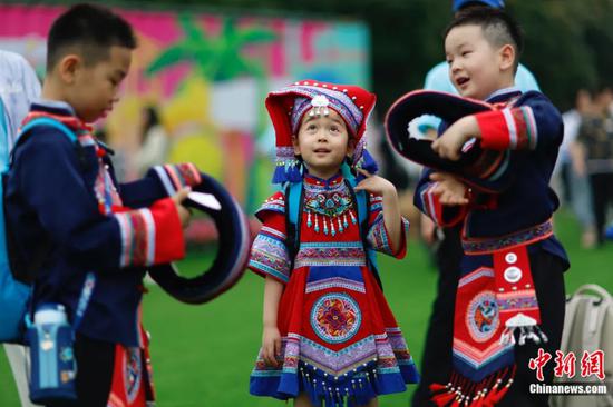 2024年4月11日，身着民族服饰的小朋友参加2024年“广西三月三·八桂嘉年华”文化旅游品牌活动开幕式。韩海丹 摄