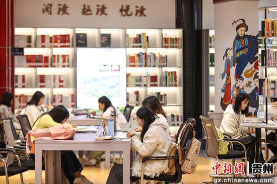 4月23日,读者在贵州省毕节市图书馆阅读书籍。