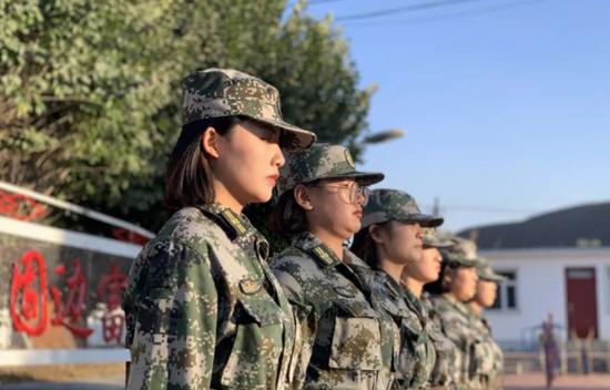 新招录上岗的第19届孙龙珍民兵班女民兵正在操练。（图片来源：胡杨网）