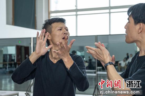 　艺术团听障舞蹈演员用手语热烈讨论着舞蹈内容。中新社发周宇摄