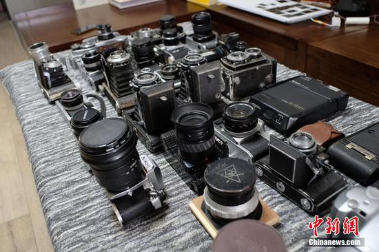 图为章建共收藏的各式各样老相机。刘俊聪 摄