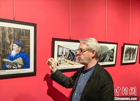 4月24日，法国摄影家格瓦·戴高乐在北京为来宾介绍自己拍摄的作品。　中新社记者 应妮 摄