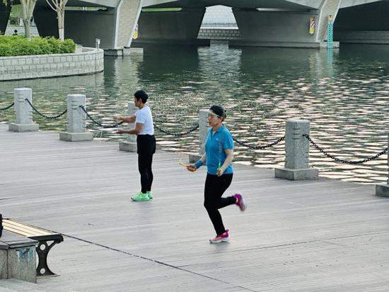 4月23日，记者在天鹅河附近看到，市民根据喜好选择不同的方式进行锻炼，尽享春日健身带来乐趣。