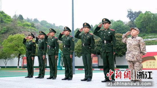 张正阳与武警队员们一起站军姿、敬军礼。丁雅璇 供图