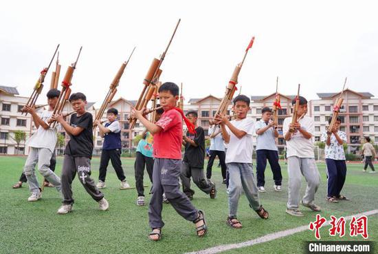 民族乐器社团的学生在课后服务时间练习吹奏芦笙。　卢忠南 摄